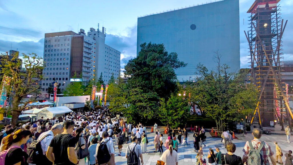 hoards-of-people-leaving-sumo-tournament-in-tokyo