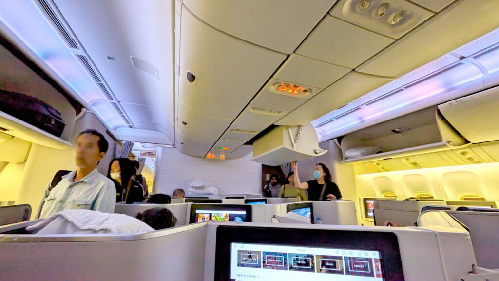 passengers-boarding-the-plane-through-first-class
