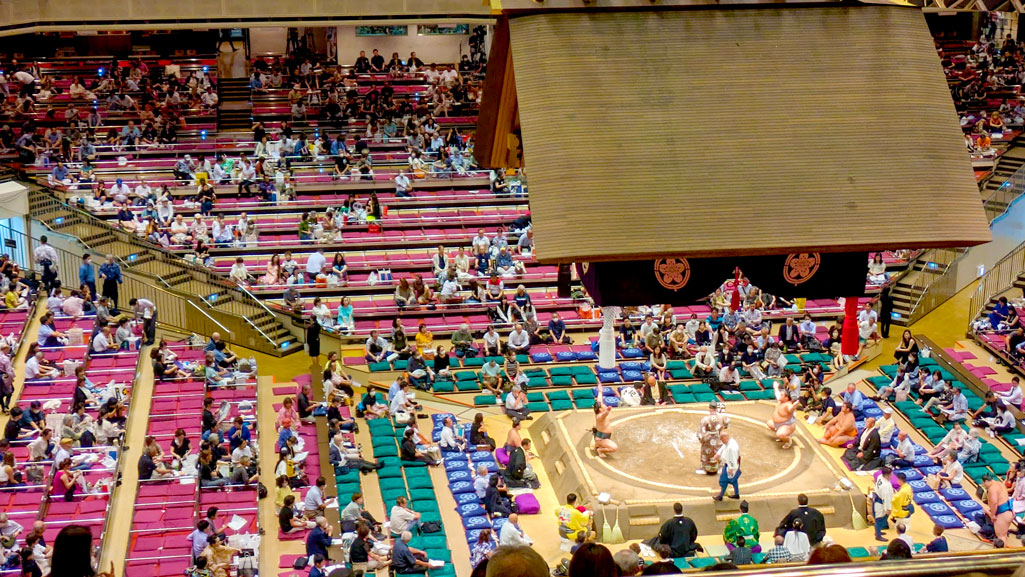 sumo-wrestlers-squating-before-the-tournament