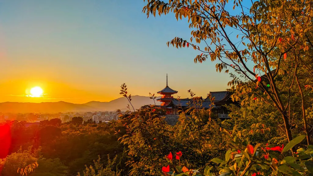 watch-sunset-over-Kiyomizu-dera-in-kyoto-must-see-in-japan