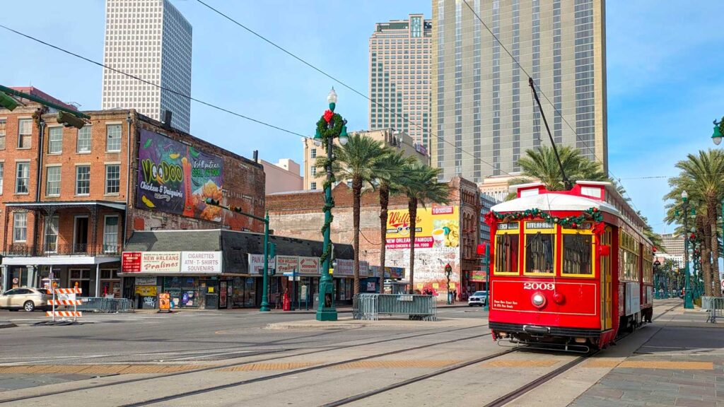 canal-street-in-new-orleans-streetcar