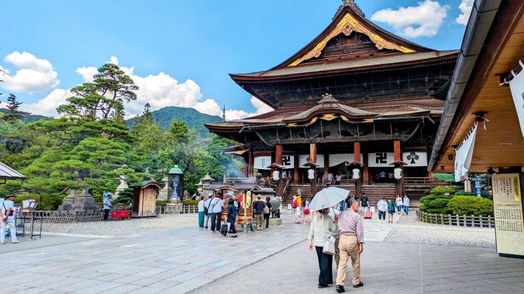 nagano-zenkoji-temple-japan