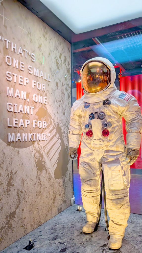an astronaut suit on display at the air and space museum in washington dc